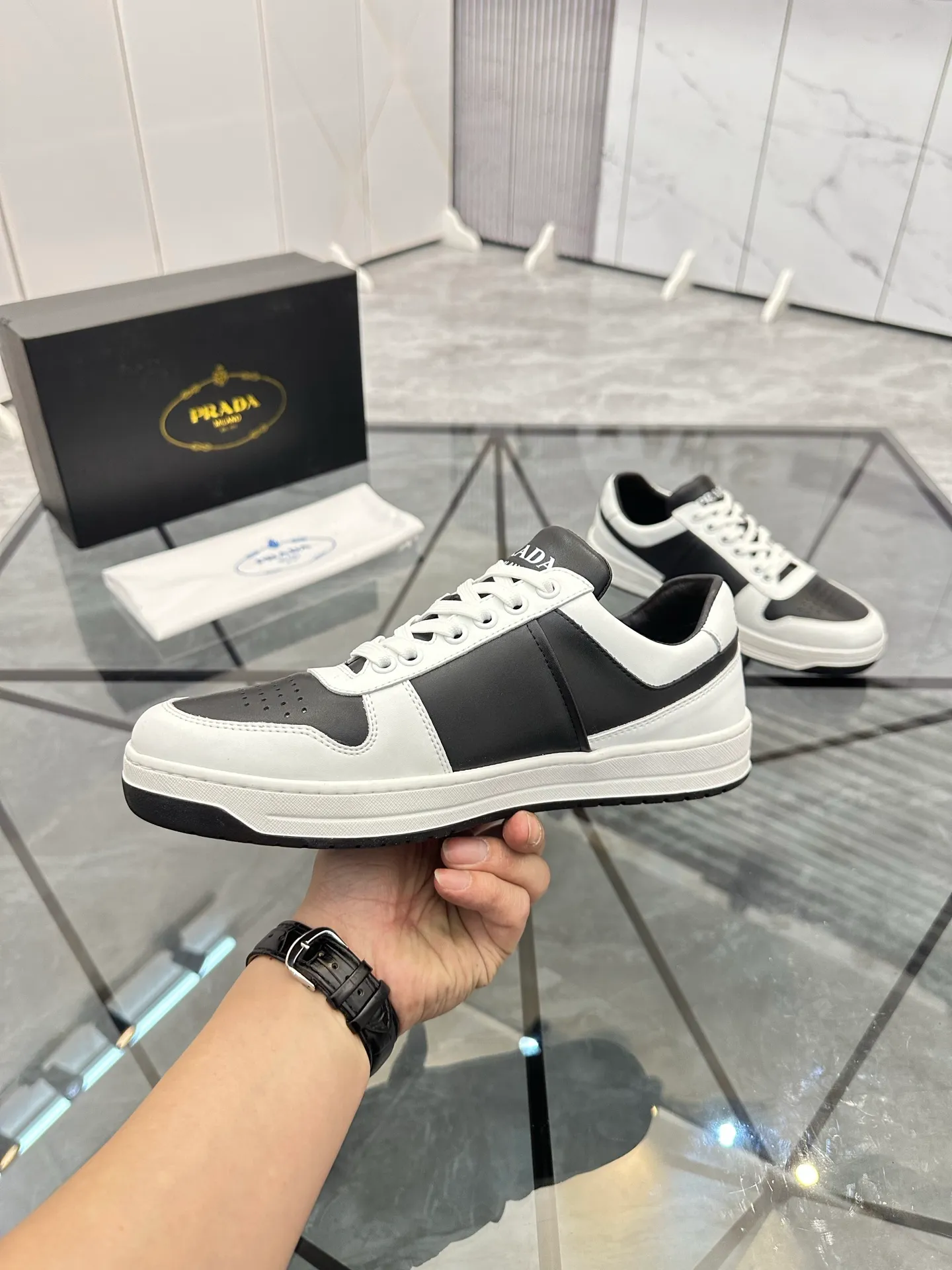 Men's shoes: 💰P400¥ Product trademark: Prada *"Prada*" low-top casual shoes Regular size: 38-44 (can be customized to 45) Product materials: imported cowhide upper, sheepskin lining, original outsole. Number: 020